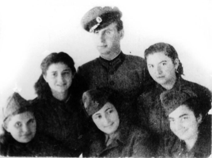 Еврейски момичета, участнички в Отечествената война, 1945 г.